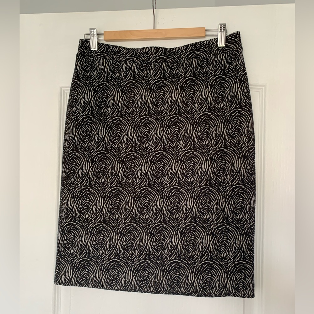 Knee length pencil skirt (size M)